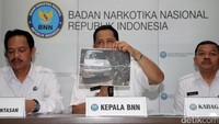 Dari penangkapan tersebut, petugas juga mengamankan barang bukti berupa 1 mobil, 1 sepeda motor, dan 9 telepon genggam. Pelaku GUS dan WAH berperan sebagai kurir yang membawa sabu dari Kuching, Serawak, Malaysia, menuju Pontianak melalui Entikong. Buwas mengatakan pelaku menggunakan modus baru yang cukup menyulitkan petugas.