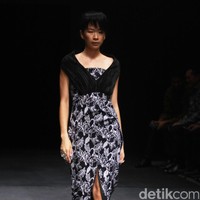 Koleksi Monokrom dari Barli Asmara yang bertajuk Kain Negri yang bertempat di Plaza Indonesia Lt. 8 Jakarta. [Foto: Mohammad Abduh/Wolipop]