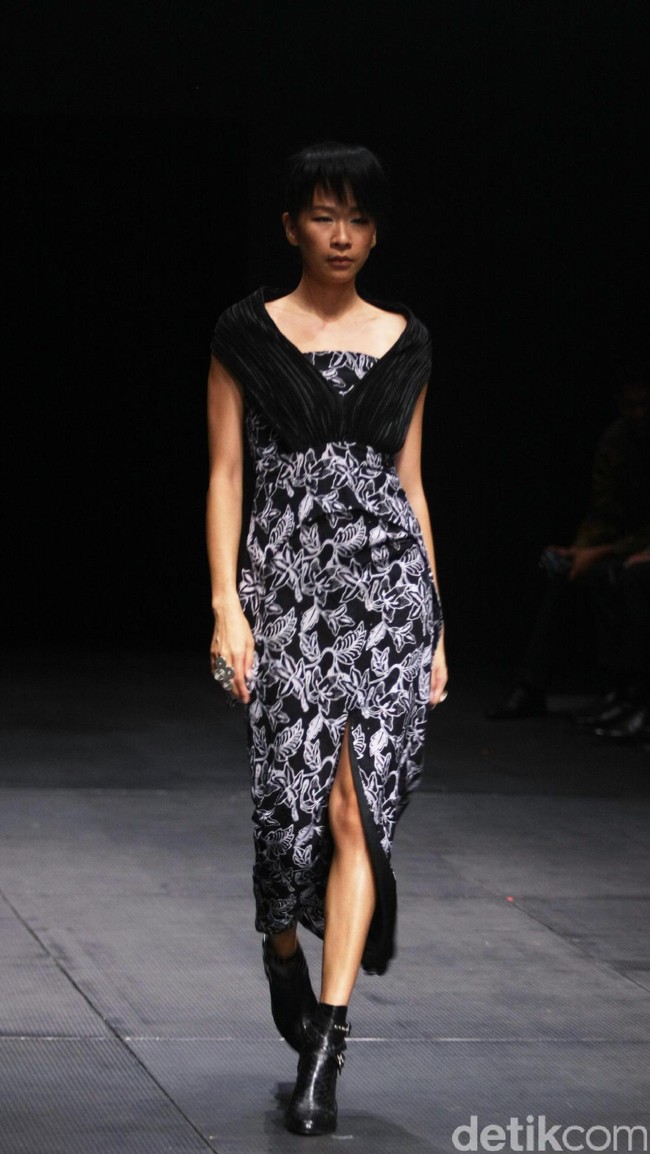 Koleksi Monokrom dari Barli Asmara yang bertajuk Kain Negri yang bertempat di Plaza Indonesia Lt. 8 Jakarta. [Foto: Mohammad Abduh/Wolipop]