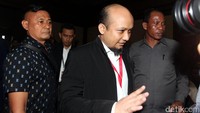 Sidang ditunda  karena anggota dewan yang berasal dari Fraksi Partai Hanura, Miryam S Haryani sakit. 