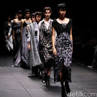 Batik yang biasanya tampil dengan warna cerah, kini banyak dibuat dalam nuansa warna monokrom dan netral. Misalnya koleksi batik Kudus hitam putih ala Barli Asmara, atau sejauh yang memakai satu warna dalam kain-kainnya, misalnya biru navy dengan putih, merah dengan putih dan lain sebagainya. Foto: Mohammad Abduh/Wolipop