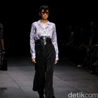 Koleksi Monokrom dari Barli Asmara yang bertajuk Kain Negri yang bertempat di Plaza Indonesia Lt. 8 Jakarta. [Foto: Mohammad Abduh/Wolipop]