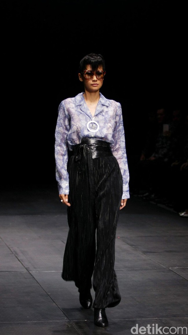 Koleksi Monokrom dari Barli Asmara yang bertajuk Kain Negri yang bertempat di Plaza Indonesia Lt. 8 Jakarta. [Foto: Mohammad Abduh/Wolipop]