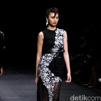 Koleksi Monokrom dari Barli Asmara yang bertajuk Kain Negri yang bertempat di Plaza Indonesia Lt. 8 Jakarta. [Foto: Mohammad Abduh/Wolipop]