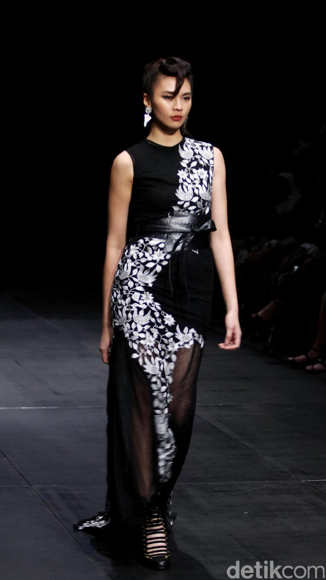 Koleksi Monokrom dari Barli Asmara yang bertajuk Kain Negri yang bertempat di Plaza Indonesia Lt. 8 Jakarta. [Foto: Mohammad Abduh/Wolipop]