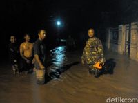  Banjir 1 Meter Rendam Ribuan Rumah di Mojokerto, Warga Diungsikan