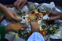 Begini Tradisi Orang Bali Megibung, Makan Bersama untuk Kekeluargaan