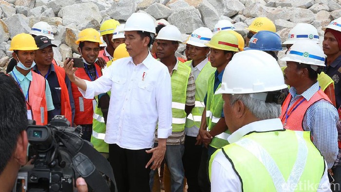 Aksi Vlog Jokowi Bikin Menteri PU-PERA Basuki Dipuji