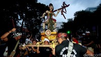 Ogoh-ogoh yang diarak diangkat bergantian oleh sejumlah umat Hindu.