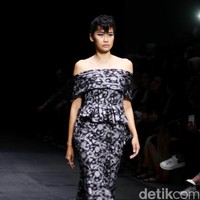 Koleksi Monokrom dari Barli Asmara yang bertajuk Kain Negri yang bertempat di Plaza Indonesia Lt. 8 Jakarta. [Foto: Mohammad Abduh/Wolipop]