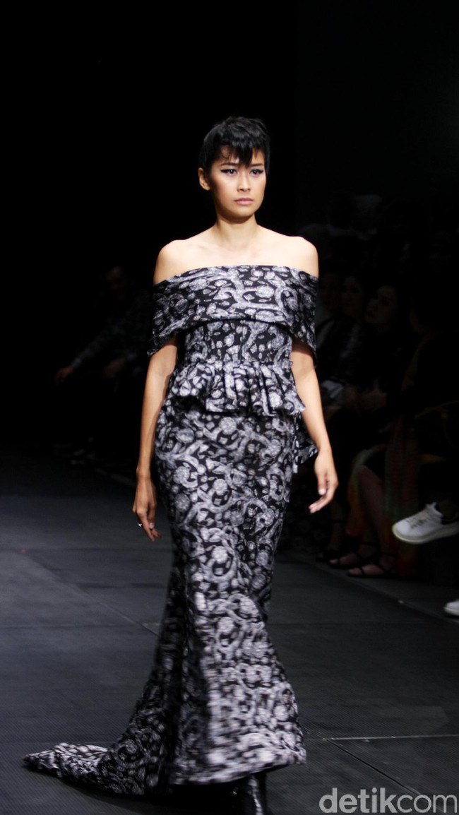 Koleksi Monokrom dari Barli Asmara yang bertajuk Kain Negri yang bertempat di Plaza Indonesia Lt. 8 Jakarta. [Foto: Mohammad Abduh/Wolipop]