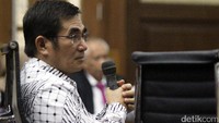 Dalam sidang tersebut OC Kaligis menghadirkan Hamdan Zoelva sebagai saksi ahli.