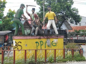 Berani Mencuri di Gowa? Lihat Dulu Patung Maling Dikeroyok Massa