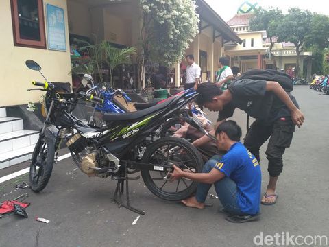 Montir kembalikan fungsi sepeda motor