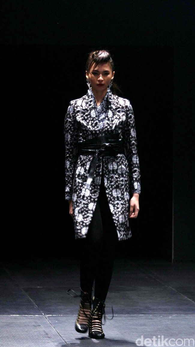 Koleksi Monokrom dari Barli Asmara yang bertajuk Kain Negri yang bertempat di Plaza Indonesia Lt. 8 Jakarta. [Foto: Mohammad Abduh/Wolipop]