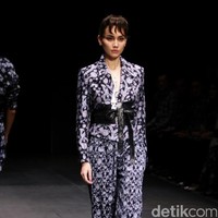 Koleksi Monokrom dari Barli Asmara yang bertajuk Kain Negri yang bertempat di Plaza Indonesia Lt. 8 Jakarta. [Foto: Mohammad Abduh/Wolipop]