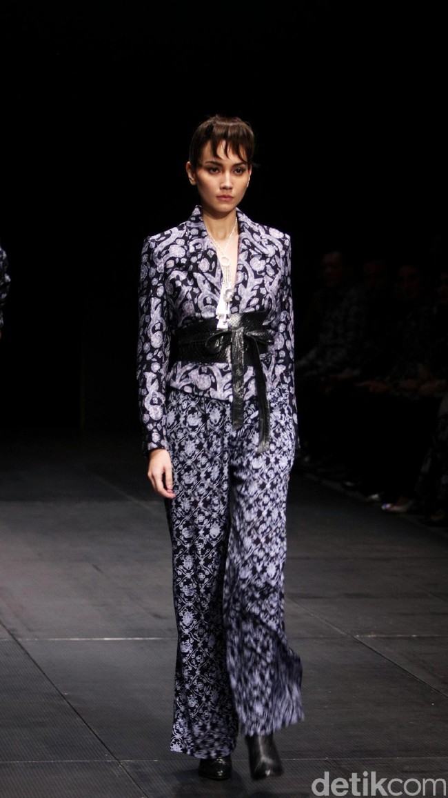 Koleksi Monokrom dari Barli Asmara yang bertajuk Kain Negri yang bertempat di Plaza Indonesia Lt. 8 Jakarta. [Foto: Mohammad Abduh/Wolipop]