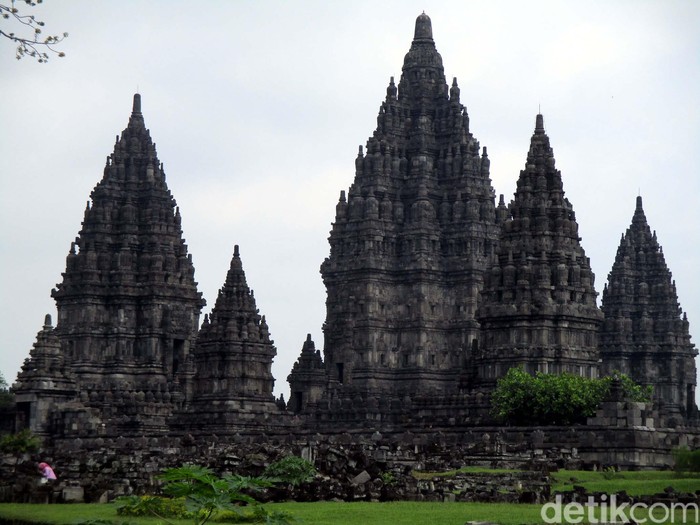 Candi Prambanan di Sleman, Provinsi DIY adalah candi Hindu peninggalan abad 9 Masehi.