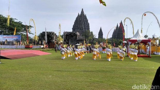 Tari Rejang di Acara Tawur Kesanga