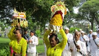 Sebelum doa bersama para pemuka agama Hindu melakukan prosesi pradaksina dengan mengelilingi Candi Brahma, Wisnu dan Syiwa yang ada di kompleks Candi Prambanan.