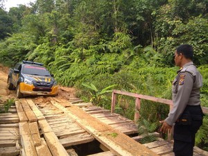 Polisi Kirim Sembako ke Lubuk Bigau yang Terisolasi karena Banjir