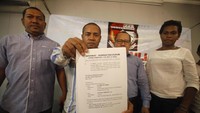 Aktivis Peduli Mappi menolak hasil putusan rapat pleno KPUD Kabupaten Mappi yang memenangkan paslon nomor urut 2, Kristosimus Agawemu-Jaya Ibnu Suud karena diduga banyak terdapat kecurangan jelang pemungutan suara, salah satunya ditemukan KTP ganda.