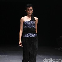 Koleksi Monokrom dari Barli Asmara yang bertajuk Kain Negri yang bertempat di Plaza Indonesia Lt. 8 Jakarta. [Foto: Mohammad Abduh/Wolipop]