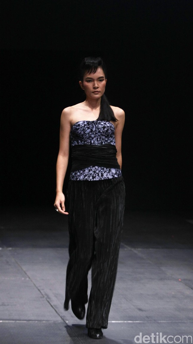 Koleksi Monokrom dari Barli Asmara yang bertajuk Kain Negri yang bertempat di Plaza Indonesia Lt. 8 Jakarta. [Foto: Mohammad Abduh/Wolipop]