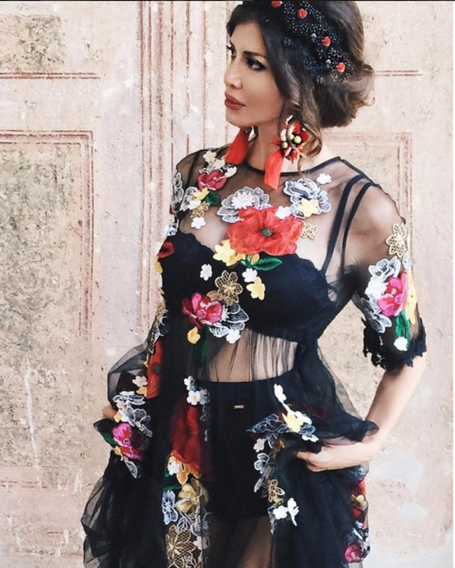 Zaklina disebut-sebut sebagai nenek tercantik di dunia. Di usia yang ke-47, Zaklina telah memiliki dua cucu. Meski sudah memiliki cucu, namun Zaklina tetap memiliki tubuh yang semampai bak model, gaya yang stylish dan bebas kerutan.  Foto: Instagram/realfashionist