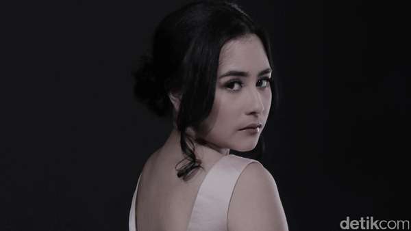 Pose Menggemaskan Prilly Latuconsina saat Pemotretan Celeb of The Month Pose Menggemaskan Prilly Latuconsina saat Pemotretan Celeb of The Month