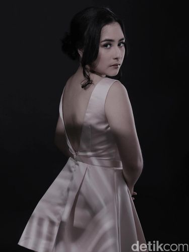 Prilly Latuconsina Ungkap Alasan Selalu Selfie dengan Miring ke Kiri