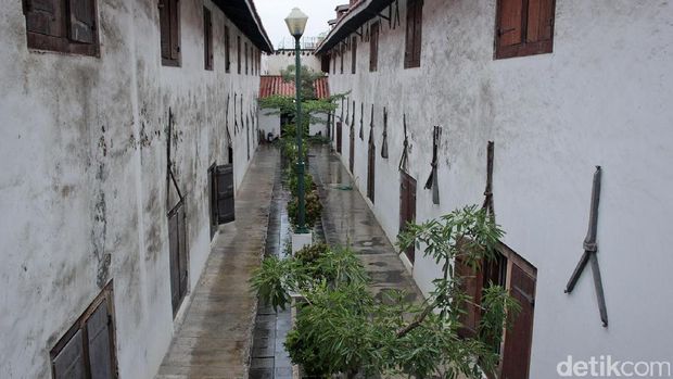 Panorama sisi kanan museum dari atas jembatan