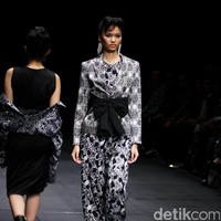 Koleksi Monokrom dari Barli Asmara yang bertajuk Kain Negri yang bertempat di Plaza Indonesia Lt. 8 Jakarta. [Foto: Mohammad Abduh/Wolipop]