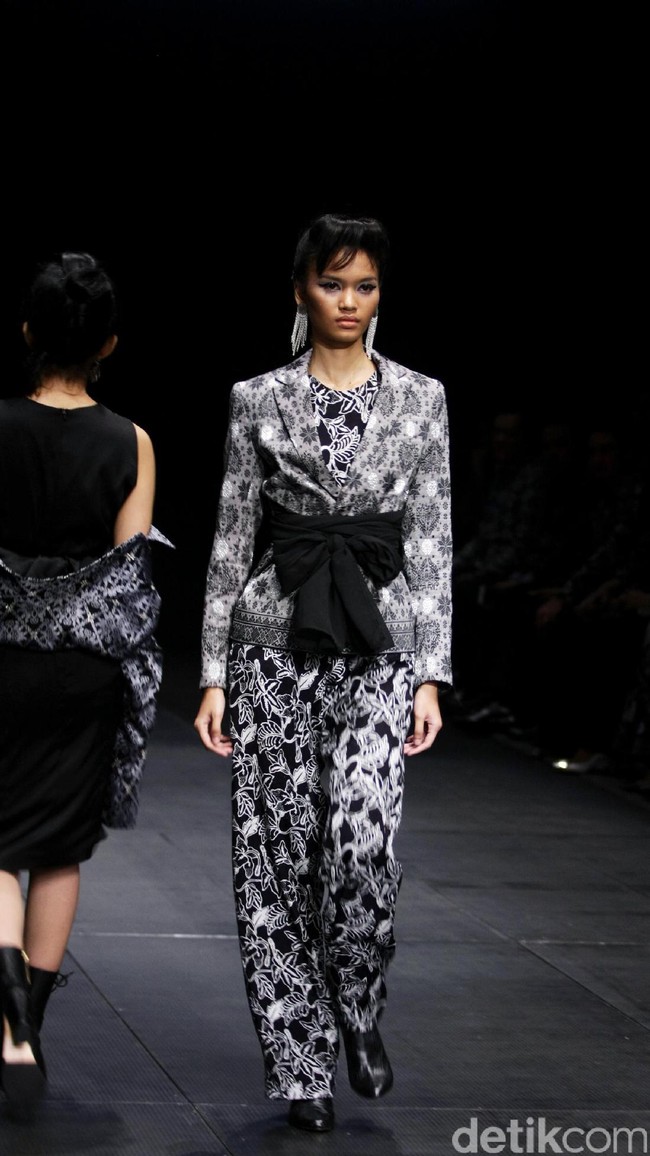 Koleksi Monokrom dari Barli Asmara yang bertajuk Kain Negri yang bertempat di Plaza Indonesia Lt. 8 Jakarta. [Foto: Mohammad Abduh/Wolipop]