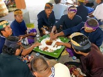 Tradisi Megibung di Karangasem Bali: Ciri Khas hingga Etika