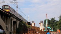 Proyek double-double track Manggarai Cikarang dipecah menjadi tiga seksi yakni Paket A (Manggarai-Jatinegara), Paket B (Jatinegara-Bekasi) dan Paket C (Bekasi-Cikarang).