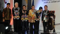 Presiden Jokowi secara simbolis membuka Rapat Kerja Nasional (Rakernas) Himpunan Muda Indonesia (HIPMI) dengan memukul gong di Hotel Ritz Carlton, Jakarta, Senin (27/3/2017).