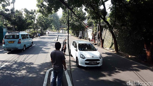 Kabel Melambai ke Jalan, Ancam Pengendara