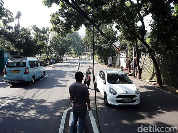 Kabel Melambai ke Jalan, Ancam Pengendara