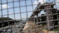 Penampakan proyek kereta ringan (light Rail/LRT) Jakarta-Bogor-Depok-Bekasi (Jabodebek), Senin (27/3/2017), Cibubur, Jakarta Timur.