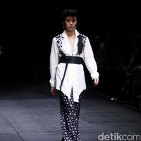 Koleksi Monokrom dari Barli Asmara yang bertajuk Kain Negri yang bertempat di Plaza Indonesia Lt. 8 Jakarta. [Foto: Mohammad Abduh/Wolipop]