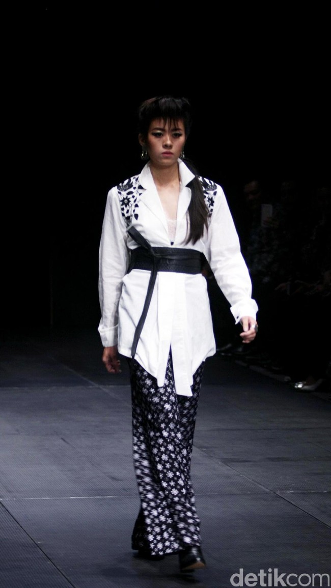 Koleksi Monokrom dari Barli Asmara yang bertajuk Kain Negri yang bertempat di Plaza Indonesia Lt. 8 Jakarta. [Foto: Mohammad Abduh/Wolipop]