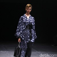 Koleksi Monokrom dari Barli Asmara yang bertajuk Kain Negri yang bertempat di Plaza Indonesia Lt. 8 Jakarta. [Foto: Mohammad Abduh/Wolipop]