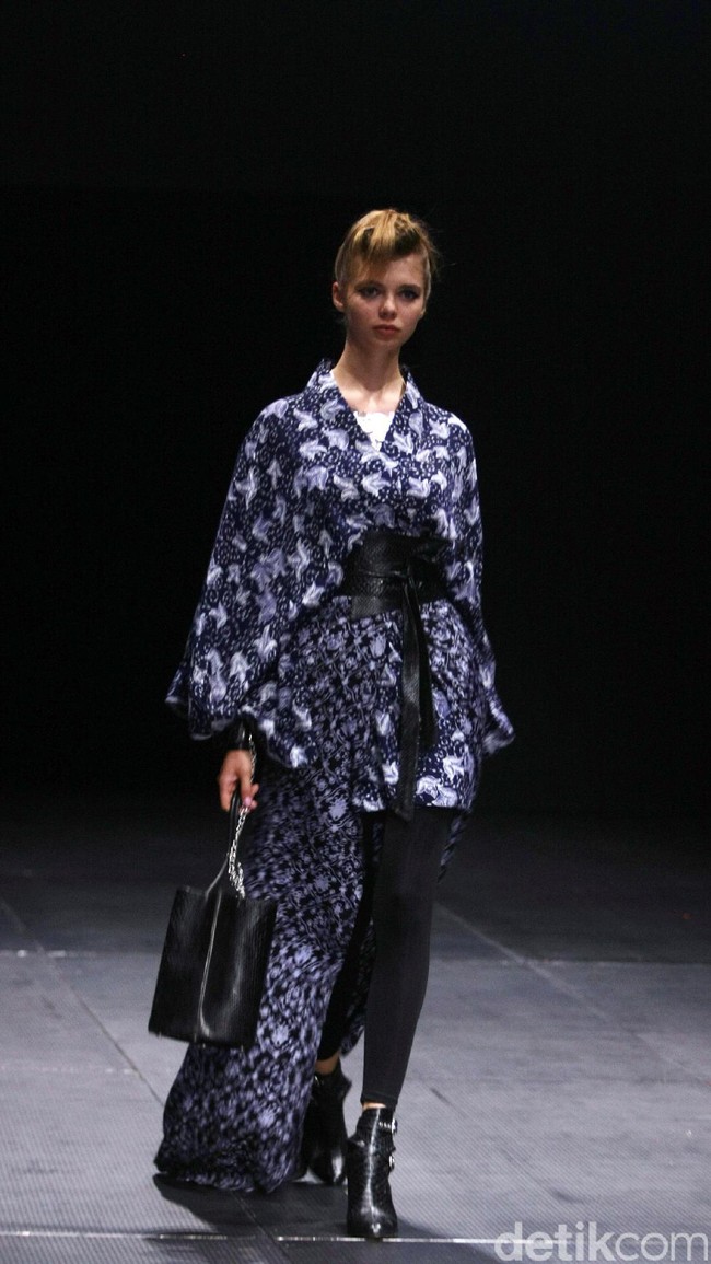 Koleksi Monokrom dari Barli Asmara yang bertajuk Kain Negri yang bertempat di Plaza Indonesia Lt. 8 Jakarta. [Foto: Mohammad Abduh/Wolipop]