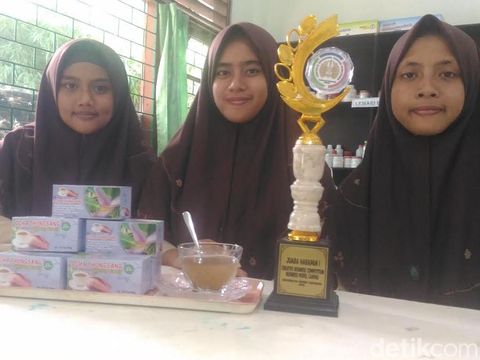 Tiga siswi ini membuat teh dari bunga jantung pisang