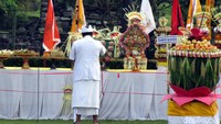 Berbagai sesaji dan persembahan atau bebanten yang dibawa umat Hindu untuk didoakan bersama.