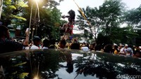 Ogoh-ogoh dibuat menjelang Hari Raya Nyepi dan diarak bersama-sama keliling desa pada sore atau senja, sehari sebelum Nyepi.