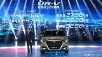 Bagian grille atas dan bawah terhubung dengan bentuk U seperti Honda HR-V. Dan desain lampu depan LED pun menyambung dengan grille. Foto: Honda