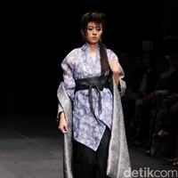 Koleksi Monokrom dari Barli Asmara yang bertajuk Kain Negri yang bertempat di Plaza Indonesia Lt. 8 Jakarta. [Foto: Mohammad Abduh/Wolipop]