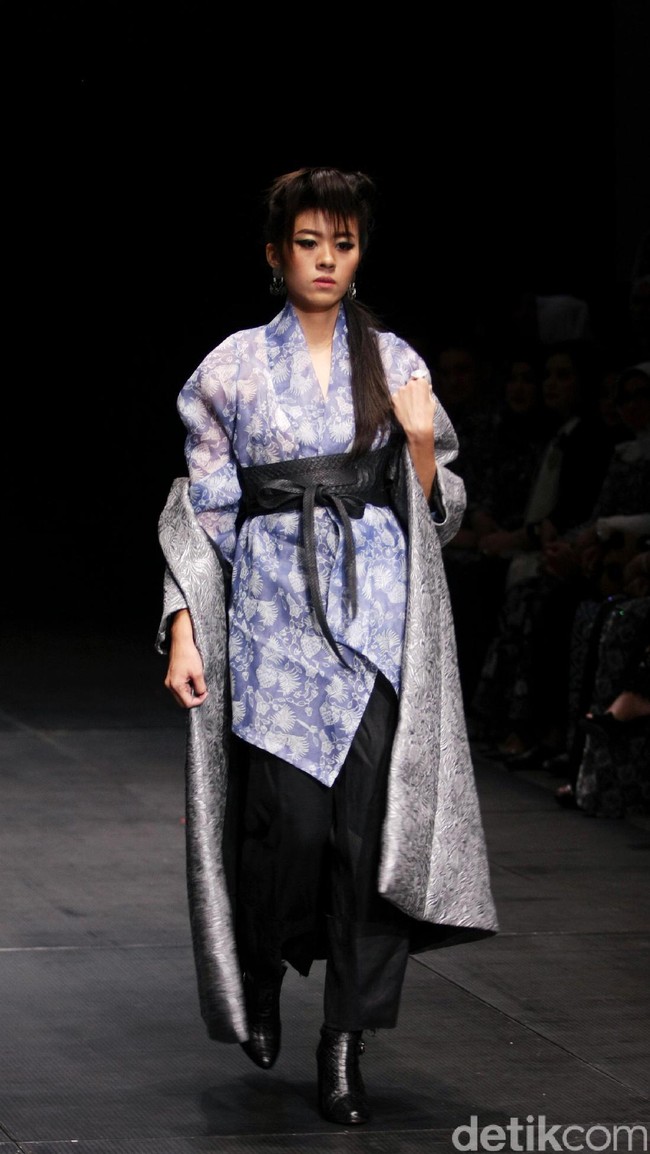 Koleksi Monokrom dari Barli Asmara yang bertajuk Kain Negri yang bertempat di Plaza Indonesia Lt. 8 Jakarta. [Foto: Mohammad Abduh/Wolipop]